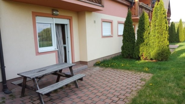 Terasa s posedením prízemného dvojizbového apartmánu