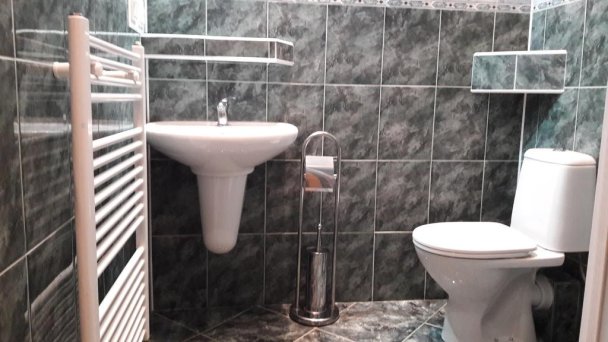 Kúpeľňa so sprchou k izbe