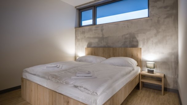 apartmán s výhľadom na ihrisko a hory