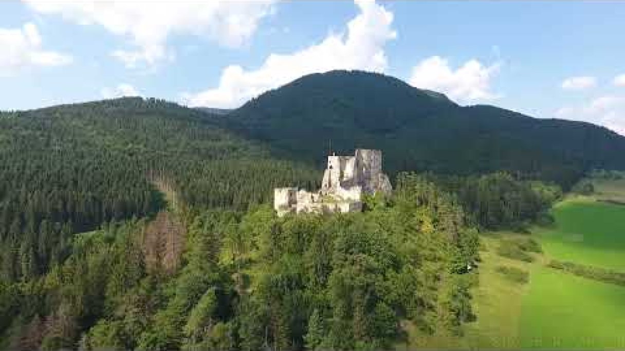 Hrad Likava - Likavský hrad - Likavka. Slovensko Zhora - TIPY NA VÝLETY Autor: SLOVENSKO ZHORA źródło: https://www.youtube.com/@SLOVENSKO-ZHORA