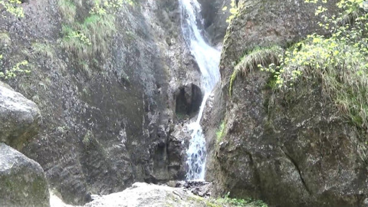 Hlbocký vodopád - Hlbocký waterfall Autor: Slovak Treasures źródło: https://www.youtube.com/@slovaktreasures Hlbocký vodopád - Hlbocký waterfall Autor: Slovak Treasures źródło: https://www.youtube.com/@slovaktreasures