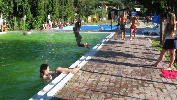 Chatka v rekreačnej oblasti pri lese Sklené Teplice 22