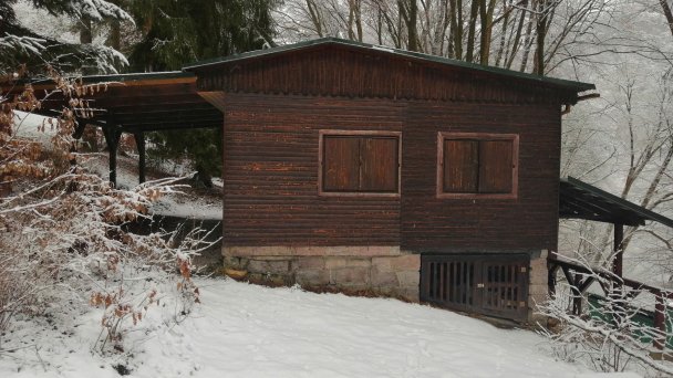 Chatka v rekreačnej oblasti pri lese Sklené Teplice 12