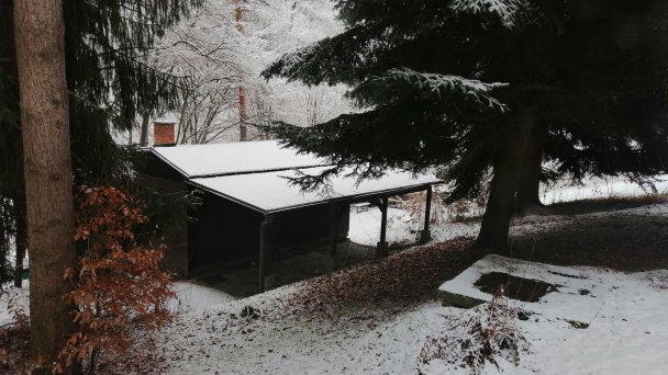 Chatka v rekreačnej oblasti pri lese Sklené Teplice 11