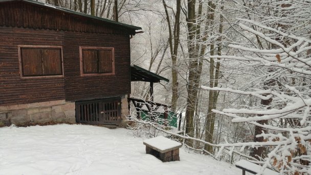 Chatka v rekreačnej oblasti pri lese Sklené Teplice 9