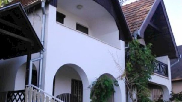 Penziónový domček Emese a Pivničná chatka pri jazere Búč 34