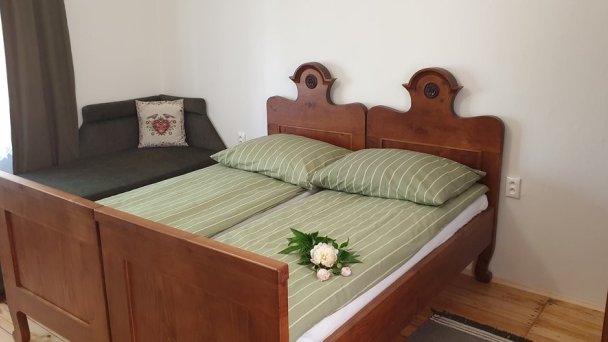 Penziónový domček Emese a Pivničná chatka pri jazere Búč 51