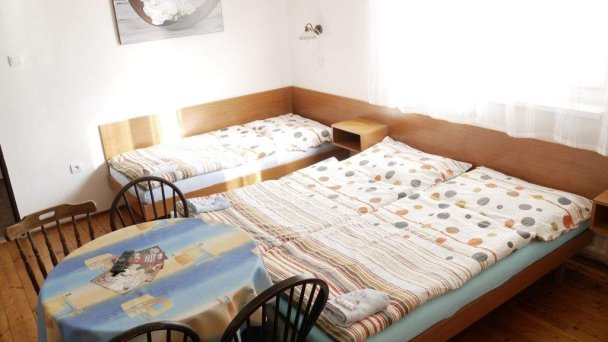 Penzión pod čerešňou, Penzión Sedliacky dvor a Penzión Šipošov dvor Štúrovo 15