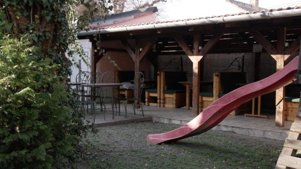 Penzión pod čerešňou, Penzión Sedliacky dvor a Penzión Šipošov dvor Štúrovo 6