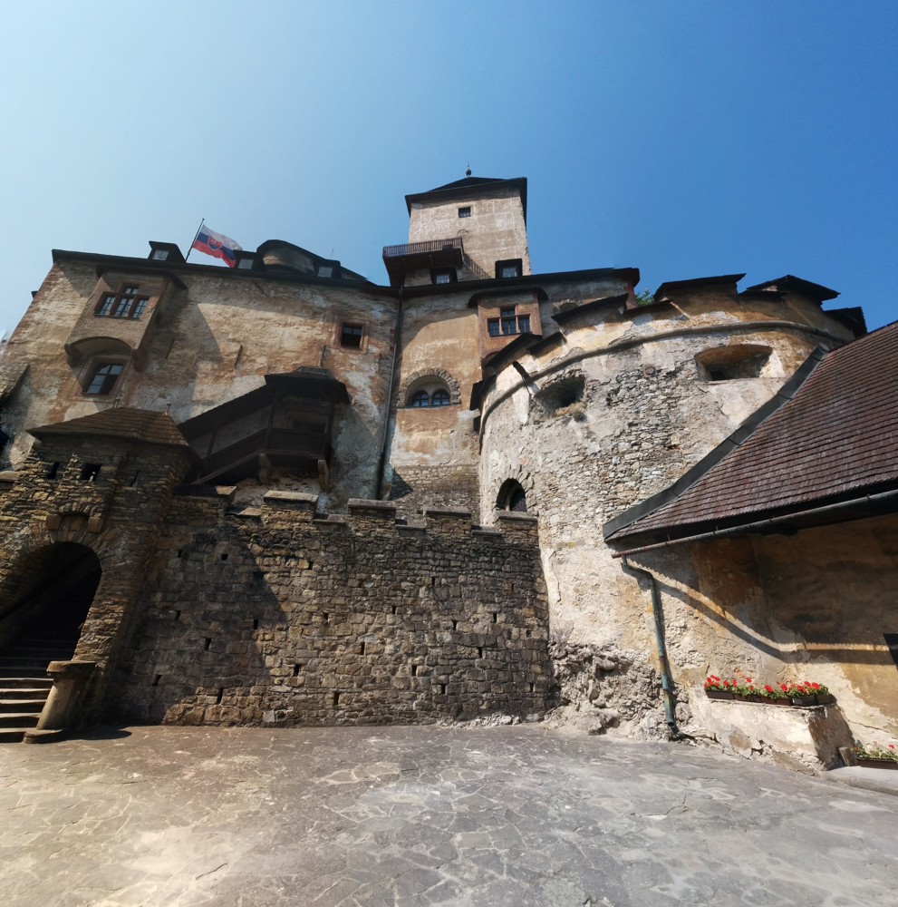 Pohľad zo spodu na Oravský hrad a jeho vežu