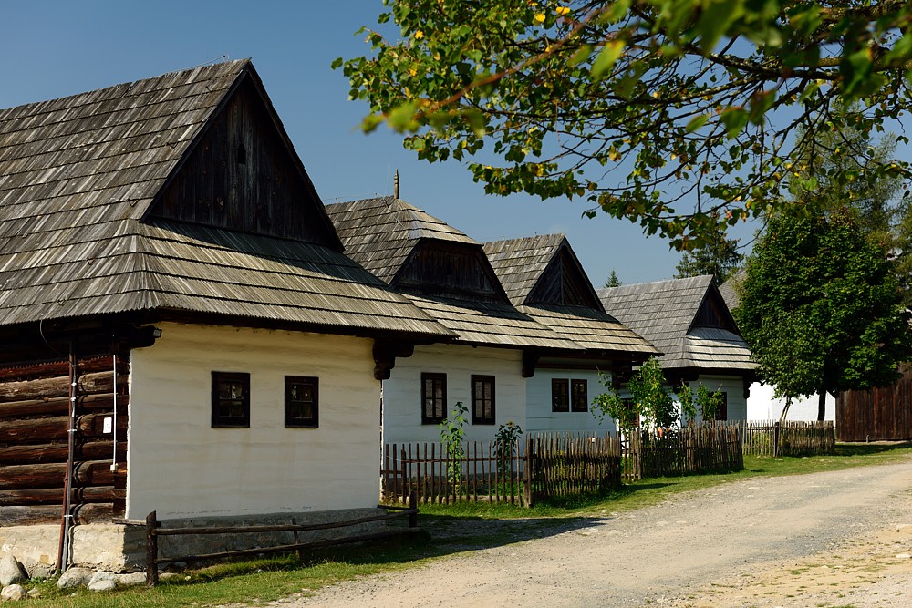 Štyri dobové domčeky rôznych farieb v múzeu liptovskej dediny