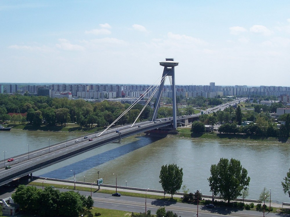 Dunaj, ktorý pretína bratislavský most so známym UFOm