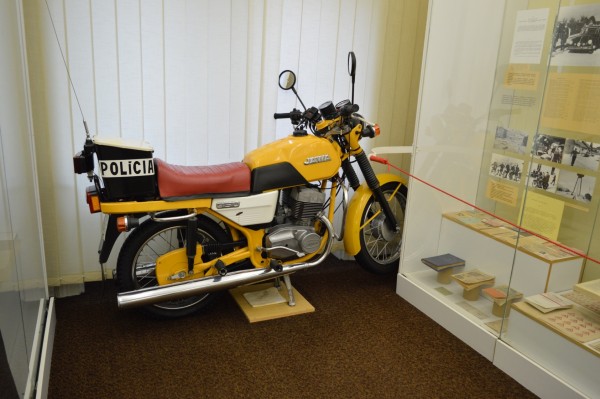 Retro žltá motorka vystavená v múzeu, ktorá slúžila policajtom. 