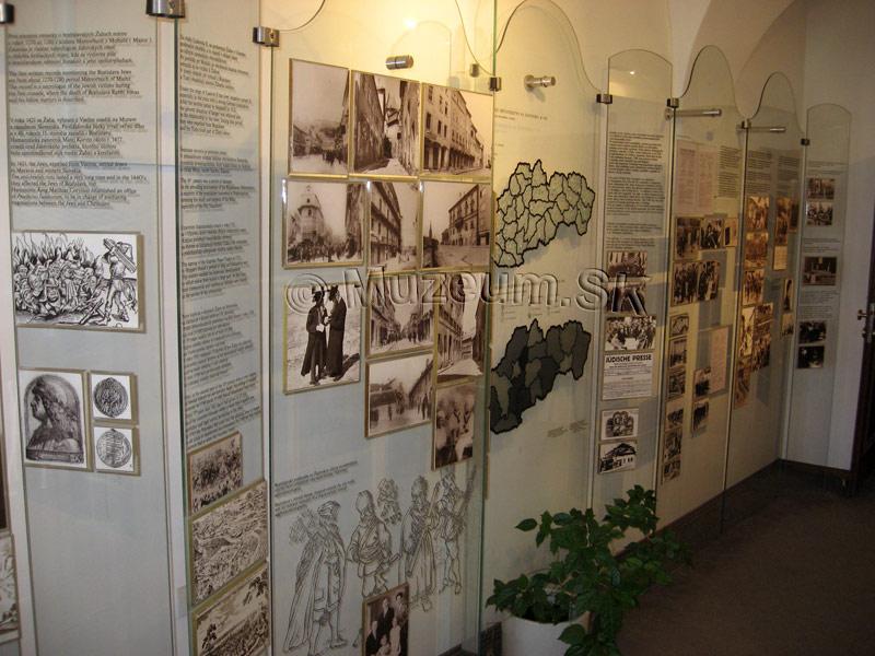 Náučný panel v múzeu, informujúci o židovskej kultúre a histórii