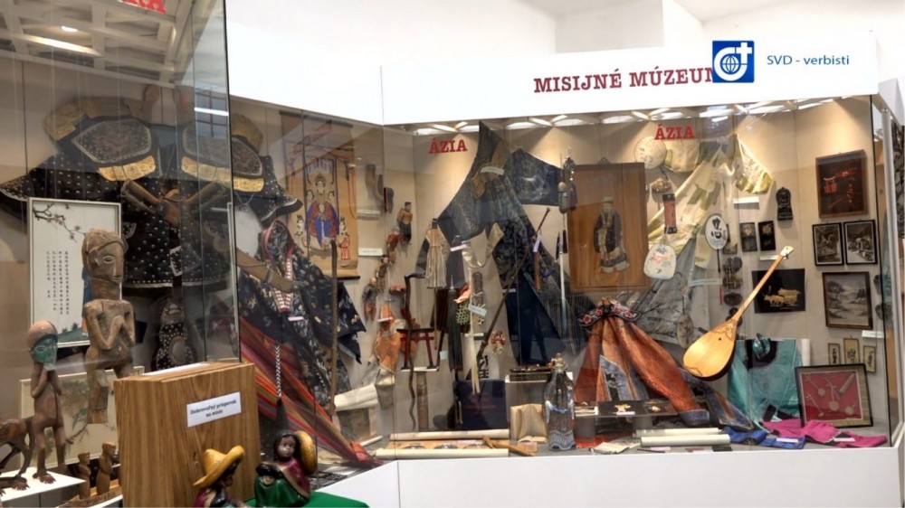 Pohľad na exponáty a oblečenie v nitrianskom misijnom múzeu.