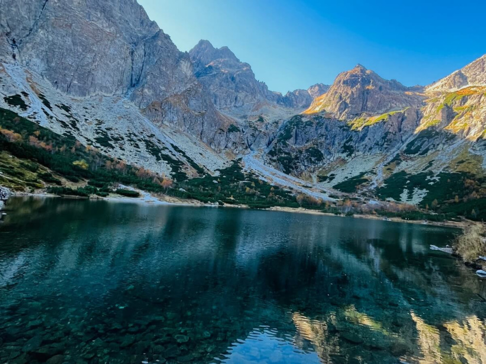 Zelené pleso v obklopení hôr vo Vysokých Tatrách.